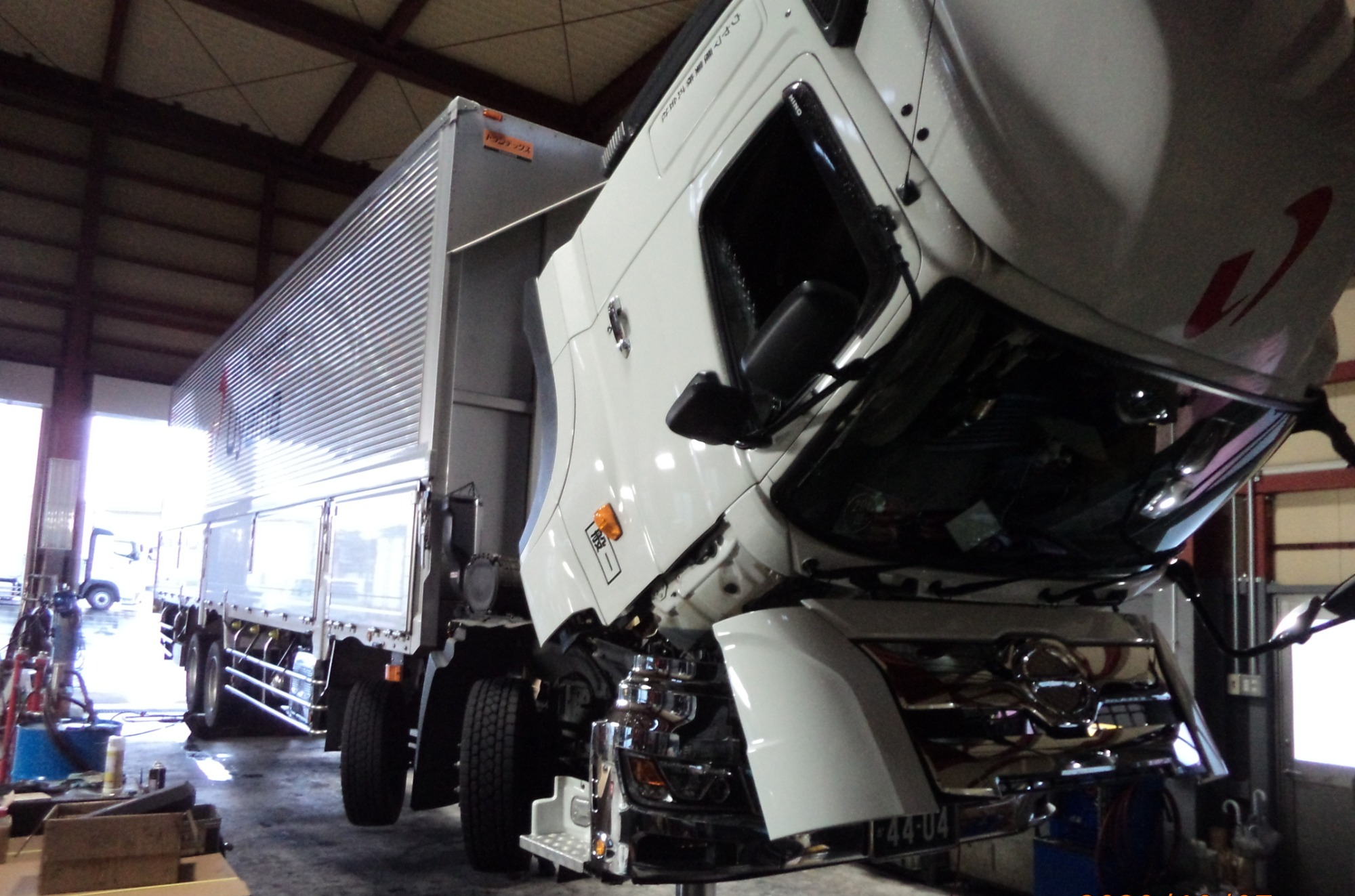 新型充電移動式４柱リフト 修理工場用 大型トラック バス ワイヤレス 挙げ30トン落下防止装置 安全装置装備 入荷予定